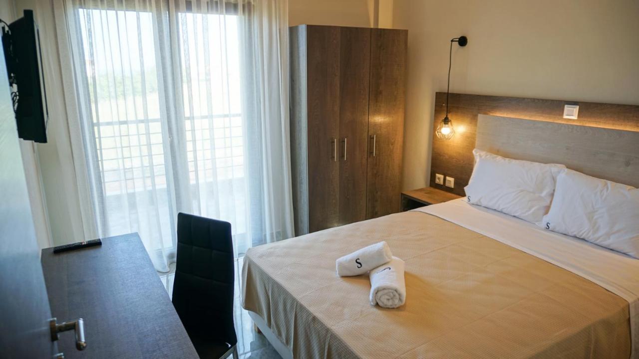 Sinodinos Deluxe Apartments Áfitos Extérieur photo