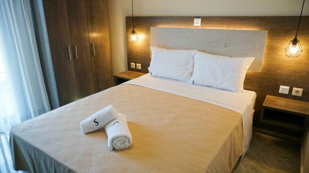 Sinodinos Deluxe Apartments Áfitos Extérieur photo
