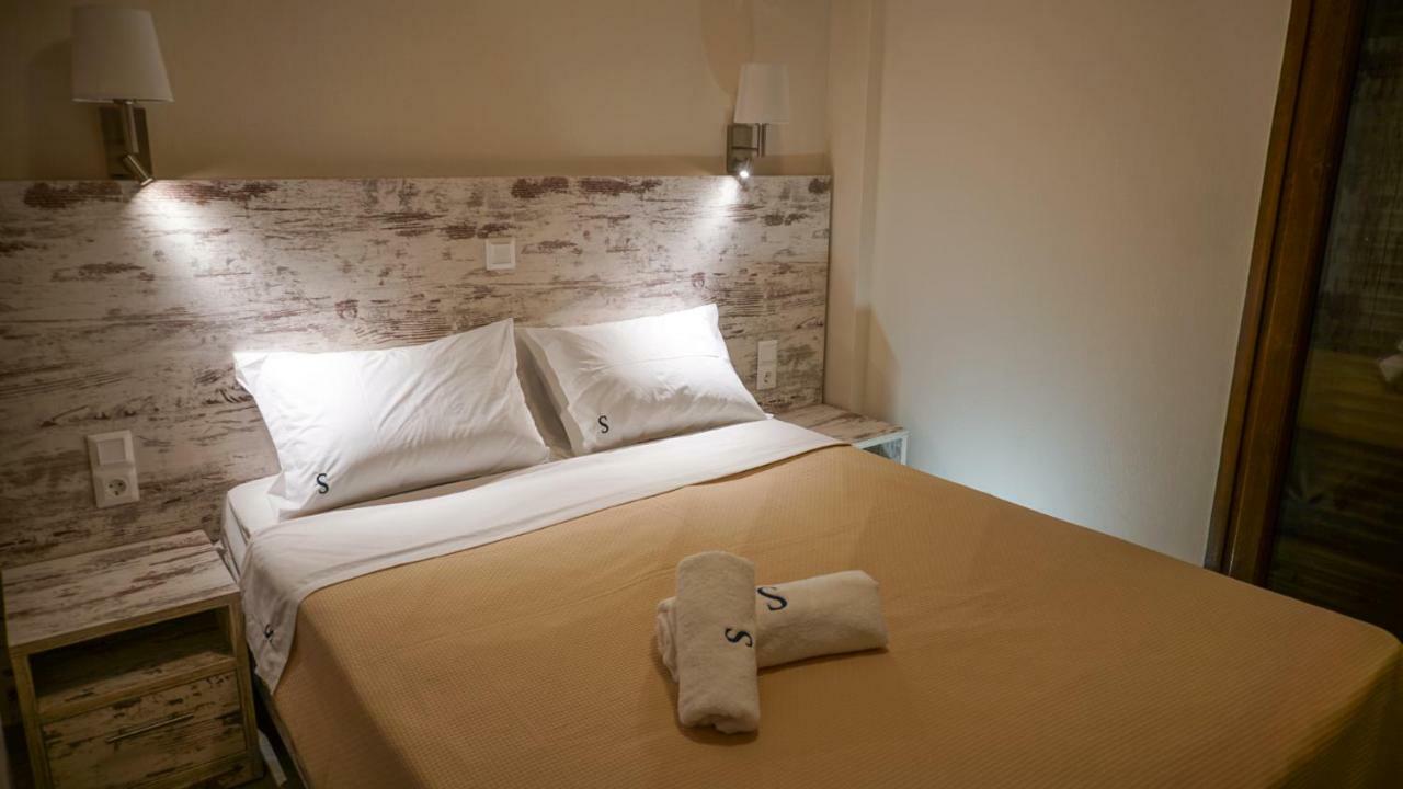 Sinodinos Deluxe Apartments Áfitos Extérieur photo